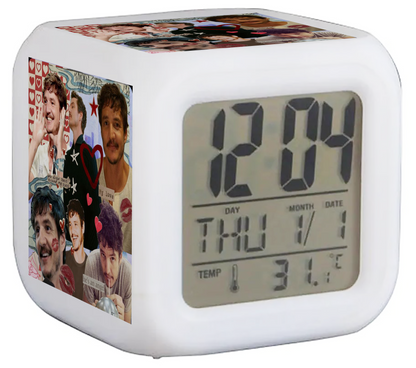 Reloj digital PEDRO PASCAL con luces y despertador